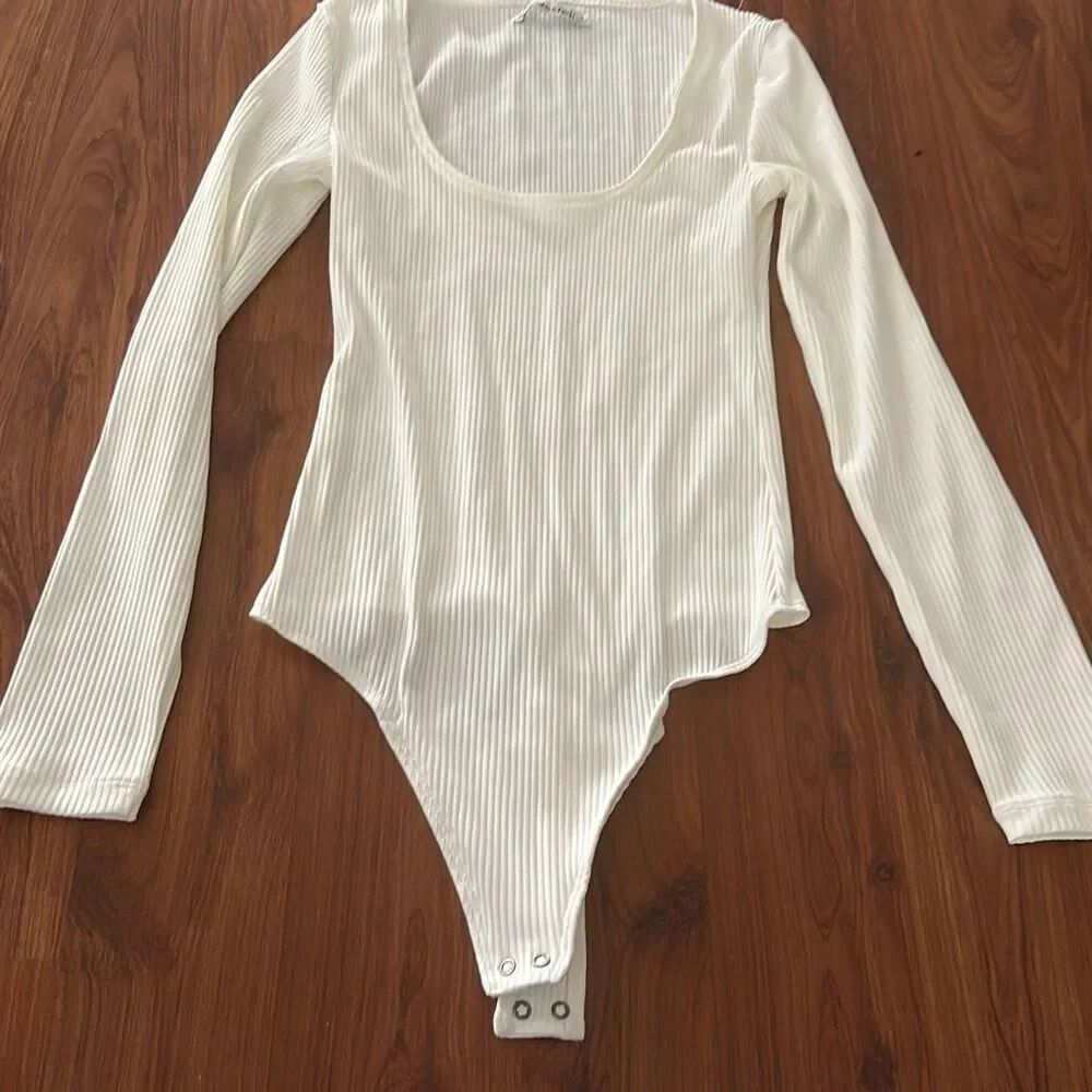 Abercrombie & Fitch off-white long sleeve ribbed bodysuit low  neck size s
